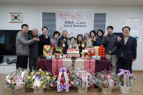 양구군 국토정중앙면 창1리 마을회는 지난 14일 마을회관에서 올해 백순을 맞은 정병은 어르신을 위한 백순잔치를 열었다.