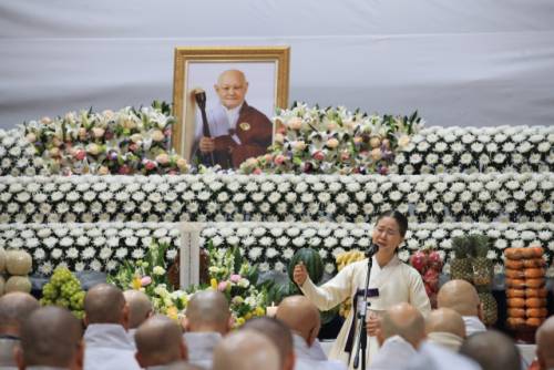 ◇16일 월정사 경내 화엄루에서 봉행된 조계종 원로의원이자 월정사 선덕인 자광당 원행대종사의 영결식에서 국악인 강권순이 구음을 하고 있다. 평창=공동취재단