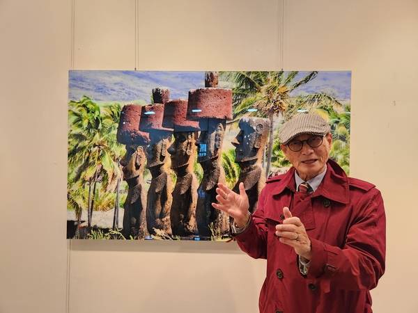 5월 29일까지 창원 송원갤러리에서 라상호 초대전 가 열린다. 라상호 사진작가가 전시를 설명하고 있다. /류민기 기자