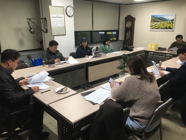 지면평가위원회가 9일 경남도민일보 5층 회의실에서 3월 회의를 하고 있다. /민병욱 기자