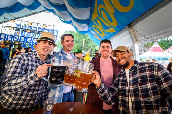 남해 독일마을 맥주축제 현장.