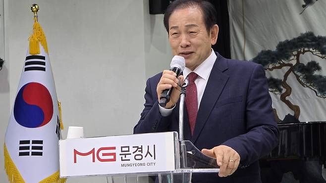 신현국 문경시장이 16일 오전 11시 문경시청 대회의실에서 기자회견을 갖고 이날 오후 예비후보 등록을 하겠다고 밝혔다. /고성환 기자