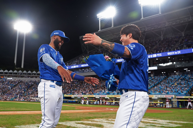 25일 오후 6시30분 대구 삼성라이온즈파크에서 열린 2025 신한 SOL 뱅크 KBO리그 삼성 라이온즈와 키움 히어로즈 경기에서 디아즈가 KBO리그 단일 시즌 최다타점 기록을 경신 후 박병호와 환호하고 있다. <삼성 라이온즈 제공>