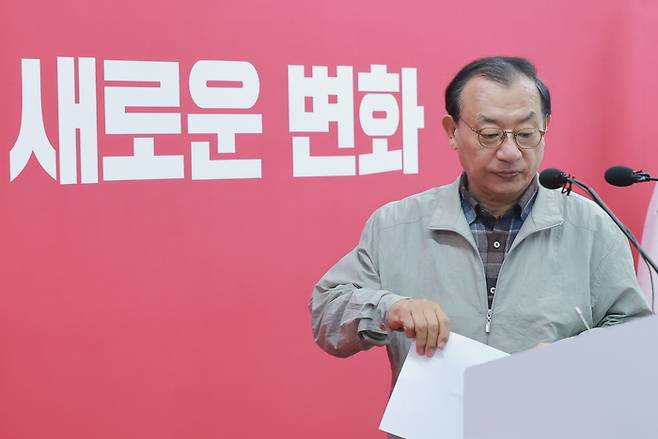 국민의힘 이정현 공천관리위원장이 16일 서울 영등포구 여의도 중앙당사에서 충북지사 공천 심사 결과를 발표하기 위해 단상으로 향하고 있다. 연합뉴스