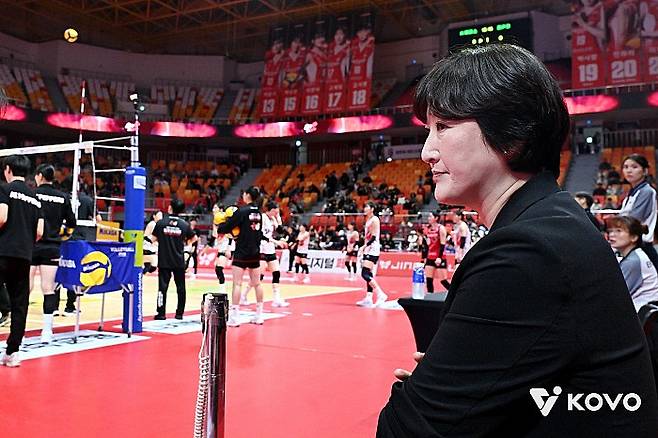 15일 최종전을 바라보고 있는 장소연 감독. KOVO 제공