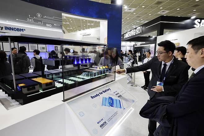 ‘인터배터리 2026’ 전시장 내 이녹스그룹 통합 부스에서 회사 관계자가 관람객에게‘열 전이 방지 면압패드’ 기술을 소개하고 있다. /사진: 안윤수 기자ays77@