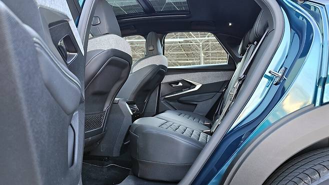 푸조 '3008'의 2열./곽호준 기자