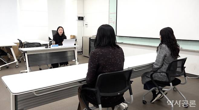 교육생들이 약국 모의 면접을 보고 있다.