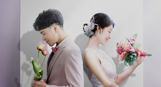 등을 맞대고 꽃향기 맞는 선남선녀