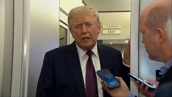 15일(현지시각) 미국 대통령 전용기 에어포스원에서 기자들에게 이야기하고 있는 도널드 트럼프 미국 대통령 
미 백악관 캡처