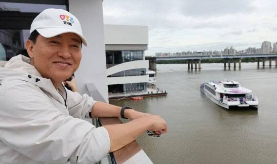 한강버스 정식 운항 시작일인 지난해 9월18일 오전 한강 여의도 선착장에서 오세훈 서울시장이 한강버스를 기다리고 있는 모습. (사진=연합뉴스)