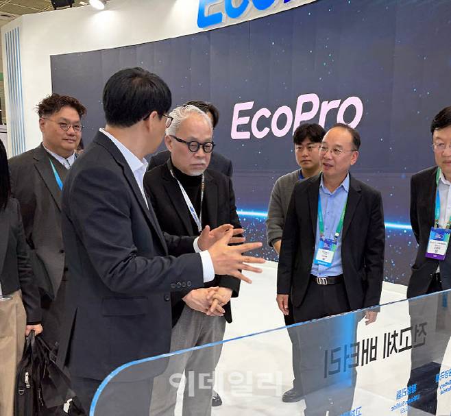 최주선 삼성SDI 대표이사 사장이 13일 서울 강남구 코엑스에서 열린 '인터배터리 2026'에서 에코프로 전시장을 찾아 전고체 배터리 소재 관련 기술 설명을 듣고 있다.(사진=공지유 기자)
