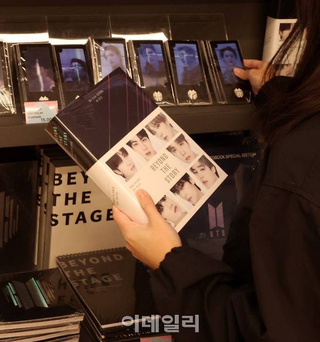 BTS 컴백 공연을 앞둔 15일 서울 명동의 한 K팝 굿즈매장을 찾은 외국인 관광객들이 BTS 관련 굿즈들을 살펴보고 있다.(사진=방인권 기자)