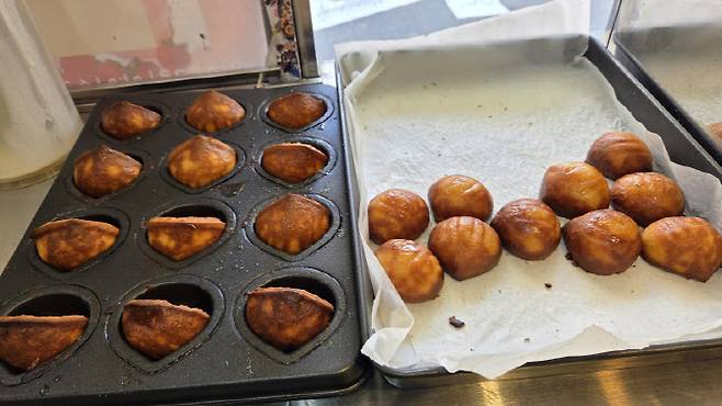 16일 서울 종로구의 한 개인 카페에서 점심 시간 이후 고객이 몰릴 것을 대비해 미리 버터떡을 굽고 있다.(사진=김세연기자)