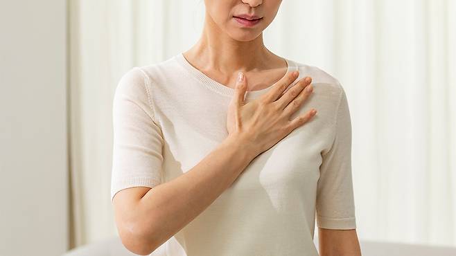 나이가 들면 위와 식도를 연결하는 하부식도괄약근의 조임 기능이 자연스럽게 약해지기 쉽다｜출처: 클립아트코리아