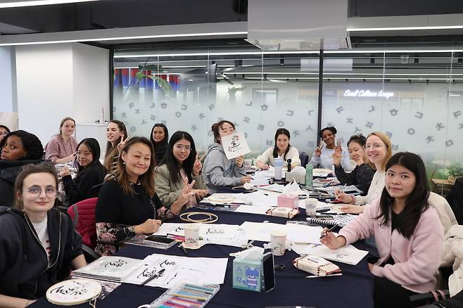 컬쳐라운지 캘리그라피 프로그램(서울관광재단 제공)