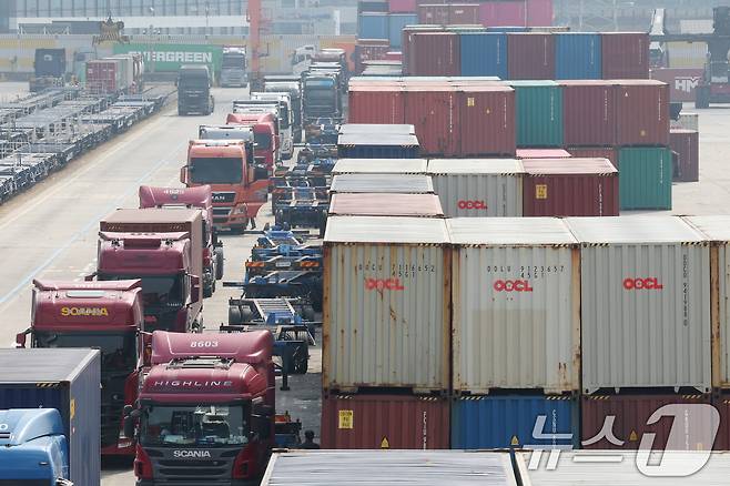 호르무즈 해협 봉쇄 여파로 국제유가가 배럴당 100달러 넘어선 9일 경기 의왕시 의왕ICD 터미널에 화물차들이 주차돼 있다. 2026.3.9 ⓒ 뉴스1 김영운 기자