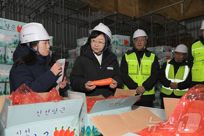 (서울=뉴스1) 강승지 기자 = 식품의약품안전처는 17개 지방자치단체와 함께 오는 27일까지 육회와 곱창 등 식육 부산물의 위생 안전을 강화하기 위해 식육 생산·취급·판매업체 740여 곳을 대상으로 위생관리 실태를 점검한다고 16일 밝혔다. 사진은 오유경 식품의약품안전처장. (식품의약품안전처 제공. 재판매 및 DB 금지) ⓒ 뉴스1