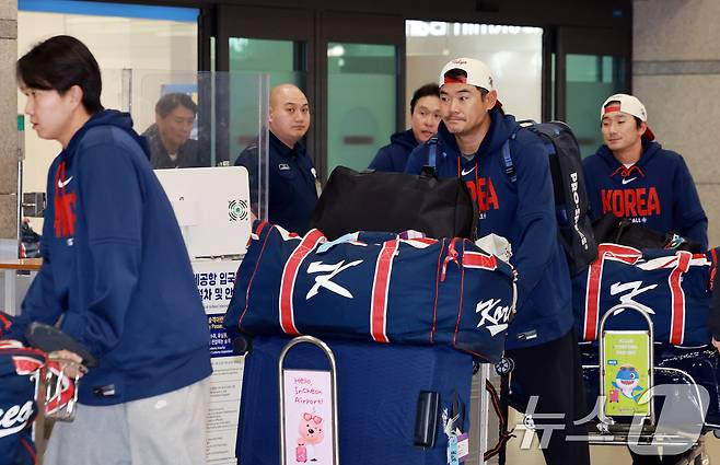 노경은, 신민재 등 월드베이스볼클래식(WBC) 야구대표팀 선수들이 16일 인천국제공항 제1여객터미널을 통해 귀국하고 있다. 2026.3.16 ⓒ 뉴스1 이호윤 기자
