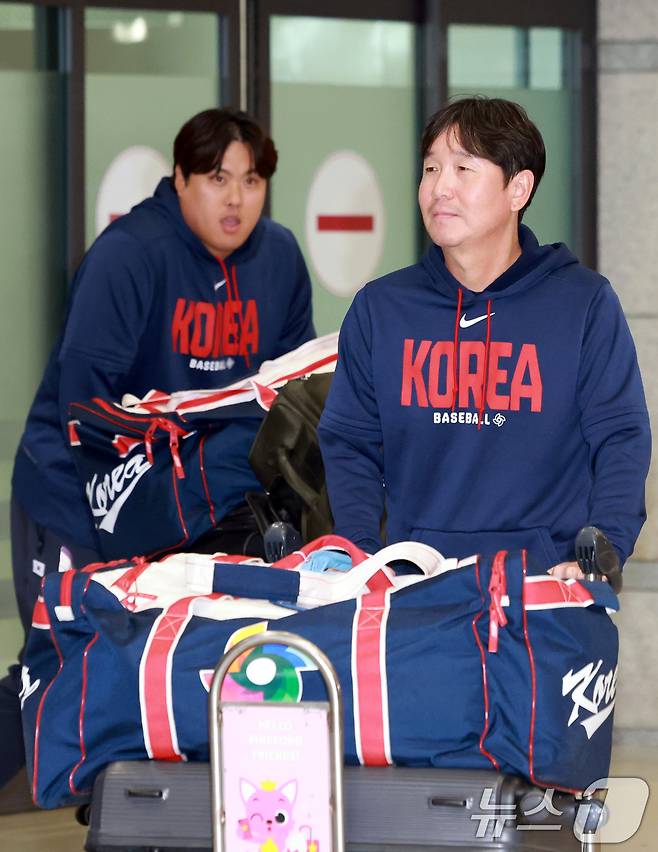 류지현 감독, 류현진 등 2026 월드베이스볼클래식(WBC) 대한민국 야구 대표팀이 16일 인천공항 제1여객터미널을 통해 입국하고 있다. 2026.3.16 ⓒ 뉴스1 이호윤 기자