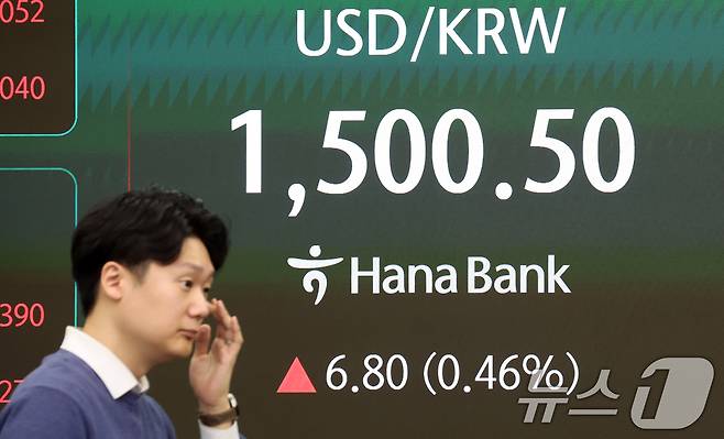 16일 오전 서울 중구 하나은행 딜링룸 전광판에 원달러 환율이 전 거래일 대비 6.80원(0.46%)오른 1,500.50으로 개장하고 있다. 2026.3.16 ⓒ 뉴스1 김명섭 기자