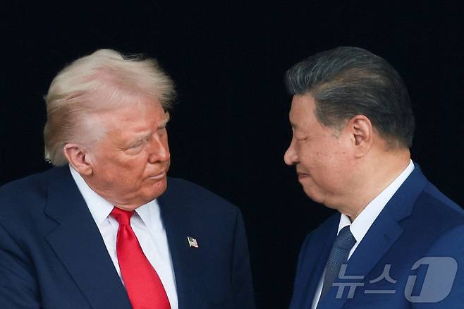 도널드 트럼프 미국 대통령과 시진핑 중국 국가주석이 지난해 10월 30일 부산 김해공항에서 만나 회담하기 전 악수를 나누며 서로를 응시하고 있다. 2025.10.30 ⓒ 로이터=뉴스1