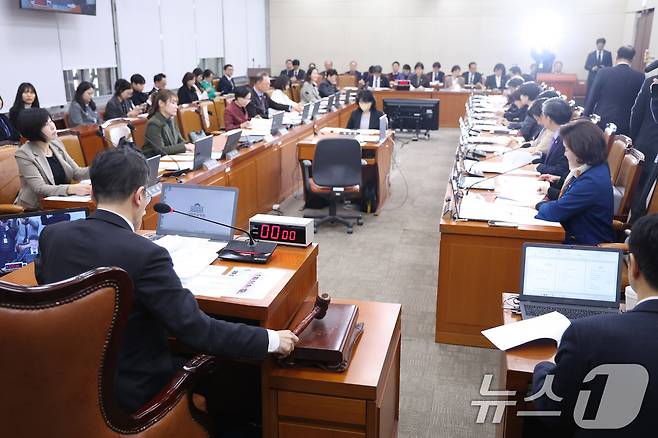 박주민 위원장이 지난 13일 서울 여의도 국회에서 열린 보건복지위원회 전체회의에서 의사봉을 두드리고 있다.  ⓒ 뉴스1 신웅수 기자