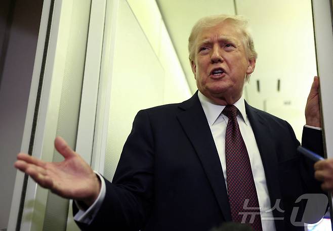 도널드 트럼프 미국 대통령이 15일(현지시간) 워싱턴DC로 돌아오는 에어포스원(미 대통령 전용기)에서 기자들과 대화하고 있다. 2026.03.15. ⓒ 로이터=뉴스1