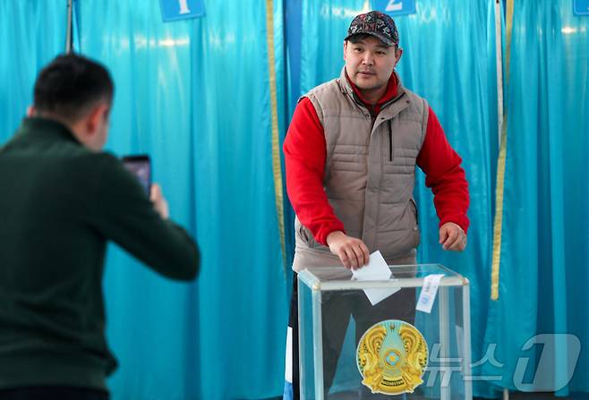 카자흐스탄의 알마티에서 한 시민이 15일 개헌안 국민투표에 참여하고 있다. 2026.3.15 ⓒ 로이터=뉴스1