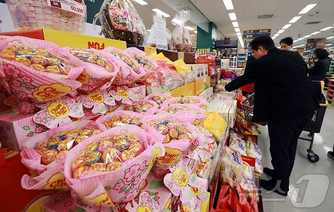 '화이트데이'를 하루 앞둔 13일 서울 시내 한 대형마트에서 시민이 초콜릿과 사탕 등 관련 제품들을 살펴보고 있다. 2025.3.13 ⓒ 뉴스1 김진환 기자