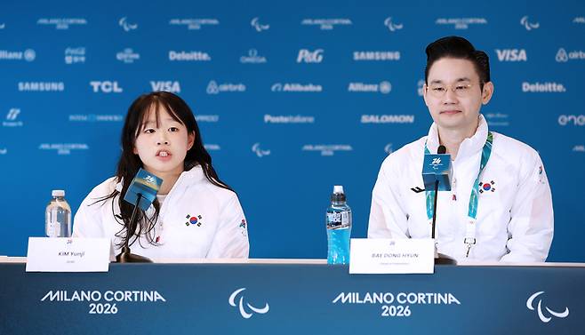 15일(현지시간) 이탈리아 테세로 크로스컨트리 스타디움에서 대한장애인노르딕스키연맹 기자회견이 열렸다. 배동현 회장(오른쪽)이 김윤지 발언을 듣고 있다. 사진 | 대한장애인체육회