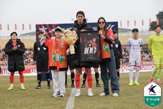 강원 박상혁이 15일 강릉하이원아레나에서 열린 안양전을 앞두고 100경기 출전 기념 사진 촬영에 임하고 있다. 제공 | 한국프로축구연맹