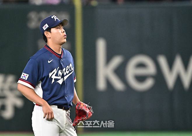 대한민국 야구대표팀의 소형준이 9일 일본 도쿄 도쿄돔에서 열린 2026 월드베이스볼클래식(WBC) 조별리그 호주와 경기 5회말 호주의 그렌디닝에게 솔로 홈런을 허용한 뒤 아쉬워하고 있다. 도쿄(일본) | 박진업 기자 upandup@sportsseoul.com