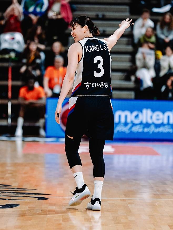 여자농구 대표팀 강이슬이 15일(한국 시간) 프랑스 빌뢰르반에서 열린 2026 국제농구연맹(FIBA) 여자농구 월드컵 최종예선 4차전 필리핀전에서 세리머니를 하고 있다. 사진 | FIBA
