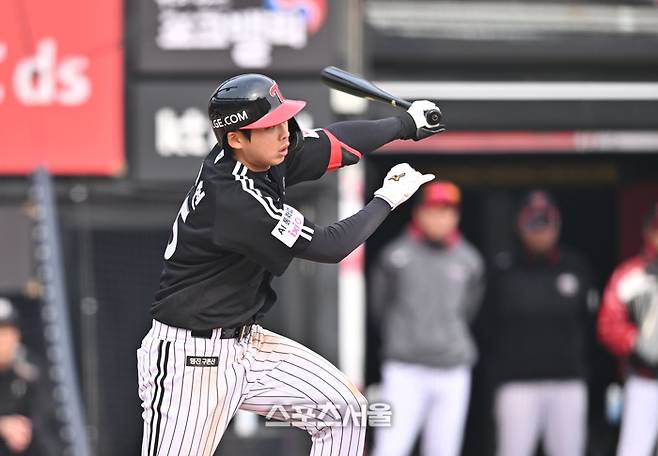 LG 추세현이 16일 수원케이티즈파크에서 열린 2026 KBO리그 KT와 시범경기 8회초 1사 좌중간 안타를 치고 있다. 수원 | 최승섭기자 thunder@sportsseoul.com