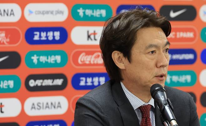 축구대표팀 홍명보 감독이 16일 코리아풋볼파크에서 열린 기자회견에 임하고 있다. 천안 | 정다워 기자