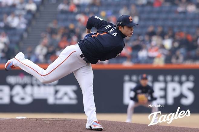 한화 문동주가 15일 대전 한화생명 볼파크에서 열린 2026 KBO리그 시범경기 SSG전에 등판해 역투하고 있다. 사진 | 한화 이글스