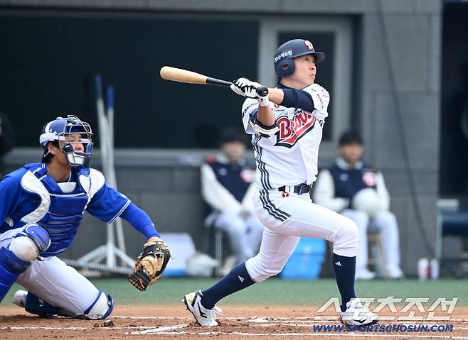 1회말 무사 3루 두산 정수빈이 우월 선제 2점홈런을 치고 있다.