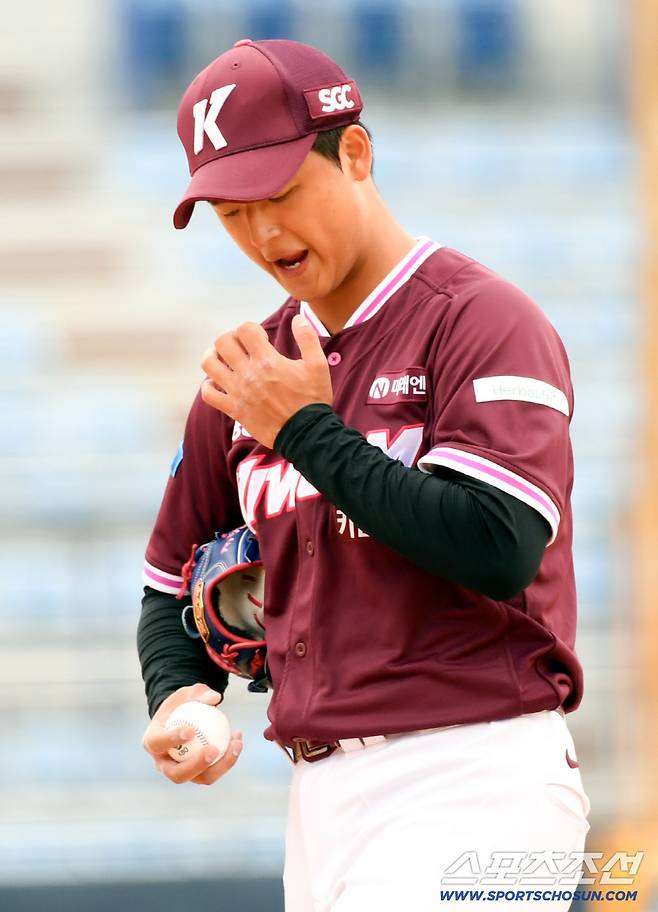 볼넷, 볼넷, 안타를 내주며 만루 위기를 자초한 박준현.