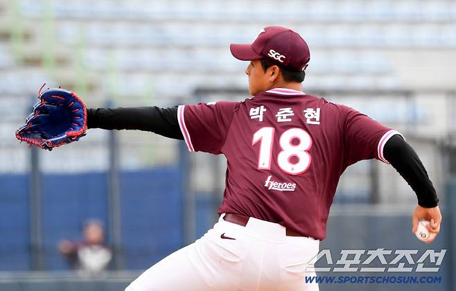 위기의 순간 더 강력한 구위를 뽐내며 세 타자 모두 삼진 처리한 박준현의 배짱투.