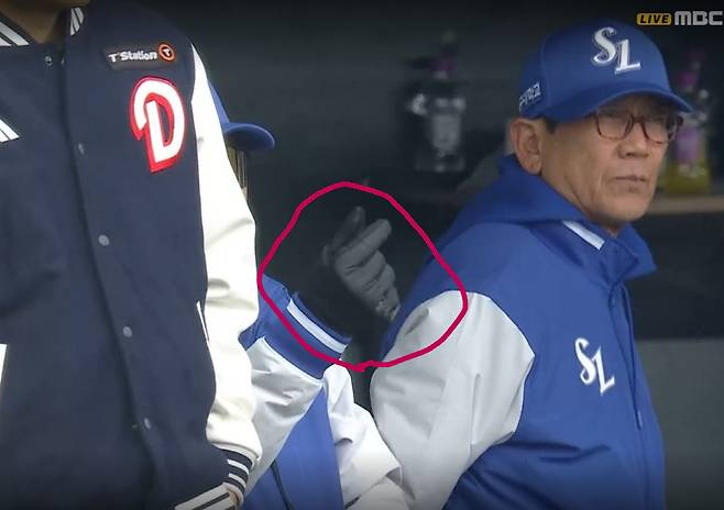 미야지 탈삼진에 손하트를 그리며 기뻐하는 박진만 감독. 티빙 중계화면