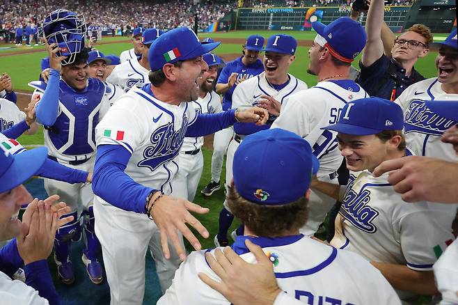 HOUSTON, TEXAS - MARCH 14: Manager Francisco Cervelli #29 of Team Italy celebrates with his players after a 8-6 victory against Team Puerto Rico at Daikin Park on March 14, 2026 in Houston, Texas.   Alex Slitz/Getty Images/AFP (Photo by Alex Slitz / GETTY IMAGES NORTH AMERICA / Getty Images via AFP)







<저작권자(c) 연합뉴스, 무단 전재-재배포, AI 학습 및 활용 금지>
