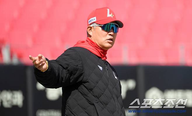 13일 광주 기아챔피언스필드에서 열린 KIA 타이거즈와 SSG 랜더스의 시범경기. SSG 이숭용 감독이 훈련을 지켜보고 있다. 광주=박재만 기자 pjm@sportschosun.com/2026.03.13/