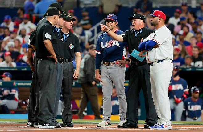 Mar 15, 2026; Miami, FL, United States; United States manager Mark DeRosa (9) and Dominican Republic manager Albert Pujols (5) meet prior to a semifinal game of the 2026 World Baseball Classic at loanDepot Park. Mandatory Credit: Sam Navarro-Imagn Images

<저작권자(c) 연합뉴스, 무단 전재-재배포, AI 학습 및 활용 금지>