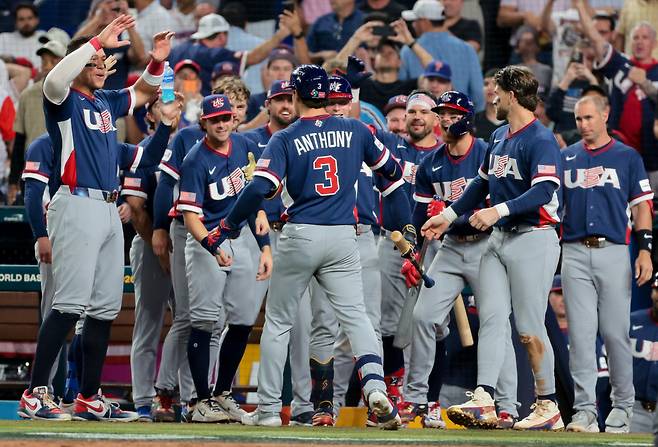 Mar 15, 2026; Miami, FL, United States; United States left fielder Roman Anthony (3) celebrates with his teammates after hitting a home run in the fourth inning against the Dominican Republic during a semifinal game of the 2026 World Baseball Classic at loanDepot Park. Mandatory Credit: Sam Navarro-Imagn Images

<저작권자(c) 연합뉴스, 무단 전재-재배포, AI 학습 및 활용 금지>