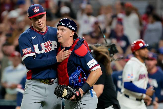 Mar 15, 2026; Miami, FL, United States; United States pitcher Mason Miller (19) and United States catcher Will Smith (16) celebrate after defeating the Dominican Republic in a semifinal game of the 2026 World Baseball Classic at loanDepot Park. Mandatory Credit: Sam Navarro-Imagn Images







<저작권자(c) 연합뉴스, 무단 전재-재배포, AI 학습 및 활용 금지>