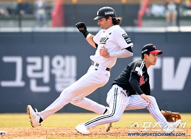 16일 수원KT위즈파크에서 열린 LG와 KT의 시범경기. 3회초 LG 오지환이 2루타를 치고 있다. 수원=허상욱 기자wook@sportschosun.com/2026.03.16/