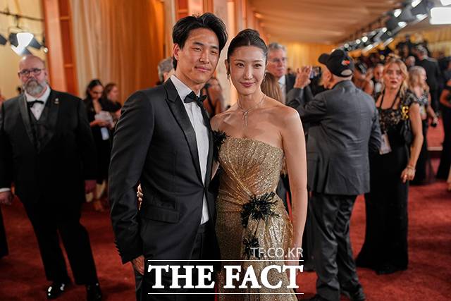 이재와 그의 약혼자 샘 김(왼쪽)이 함께한 모습. /로스앤젤레스=AP.뉴시스