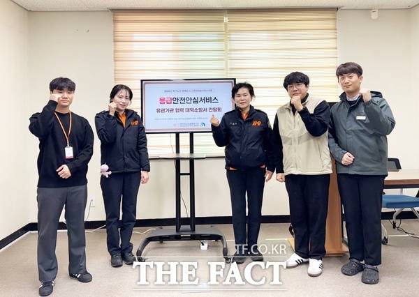 대덕구노인종합복지관은 16일 응급안전안심서비스 대상자의 위기 상황 대응 역량을 강화하기 위해 대덕소방서와 실무 간담회를 열고 상호 협력 방안과 정보 공유 체계에 대해 논의했다. /대덕구노인종합복지관