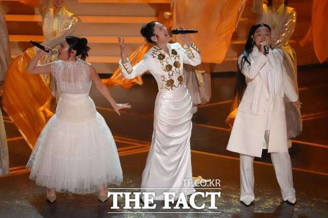 넷플릭스 영화 '케이팝 데몬 헌터스'는 제98회 아카데미 시상식에서 장편 애니메이션상과 주제가상을 거머쥐었다. 이날 극 중 헌트릭스의 보컬을 맡은 레이 아미, 이재, 오드리 누나(왼쪽 부터)는 '케데헌'의 주제가 'Golden'을 불렀다. /AP=뉴시스